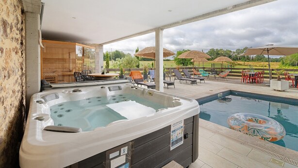 A hot tub, outdoor seating, and a pool area. - Charming Guest Room with Table d’hôtes, Shared Pool, Wi-Fi, and Air Conditioning (Pays-de-Belvès)