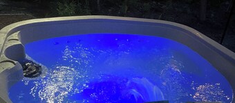 Explore,Relax! Large 3 bedroom home, HOT TUB, 3 acres of privacy, Boats Welcome