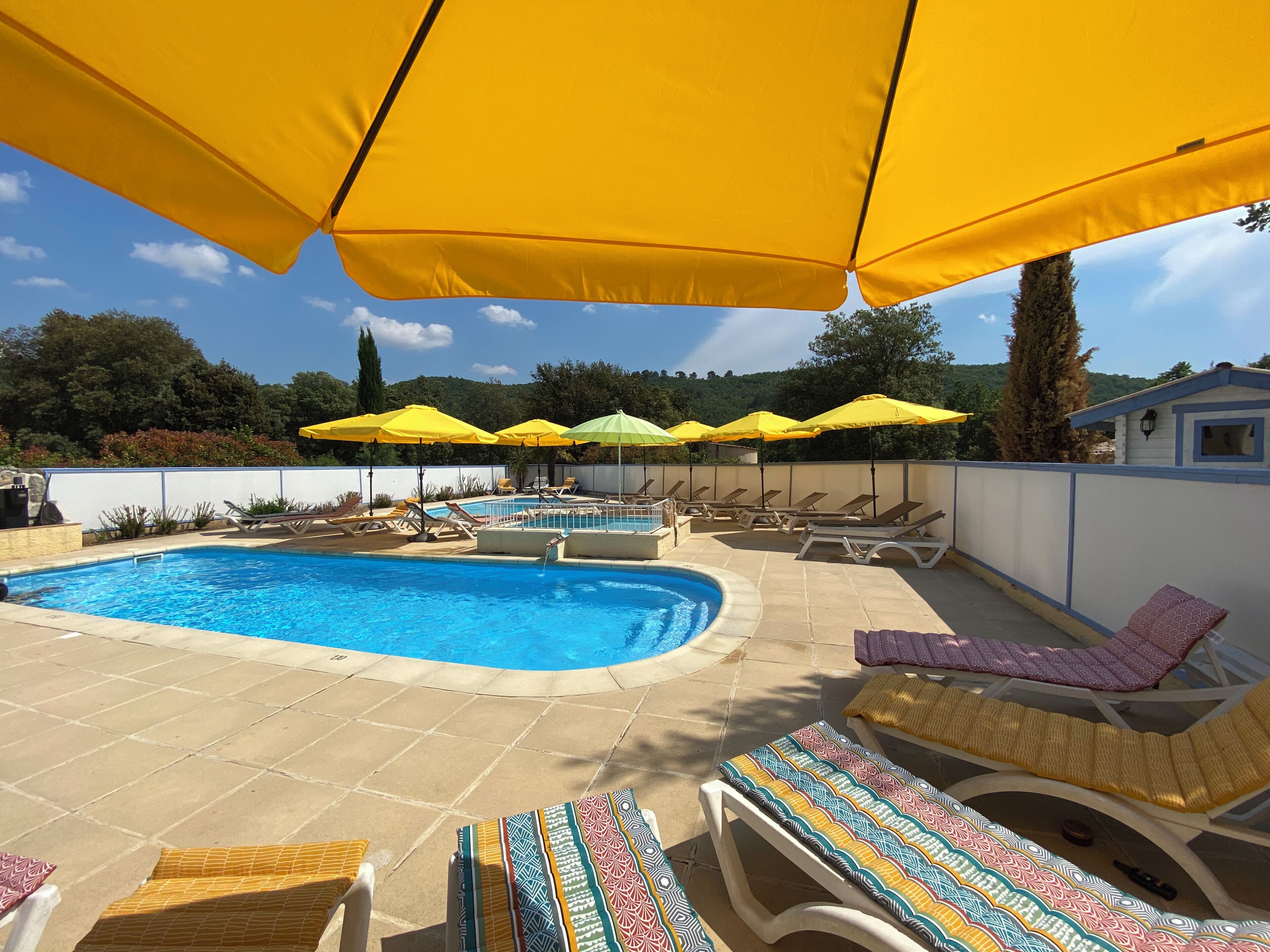 Una piscina al aire libre