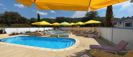 Una piscina al aire libre