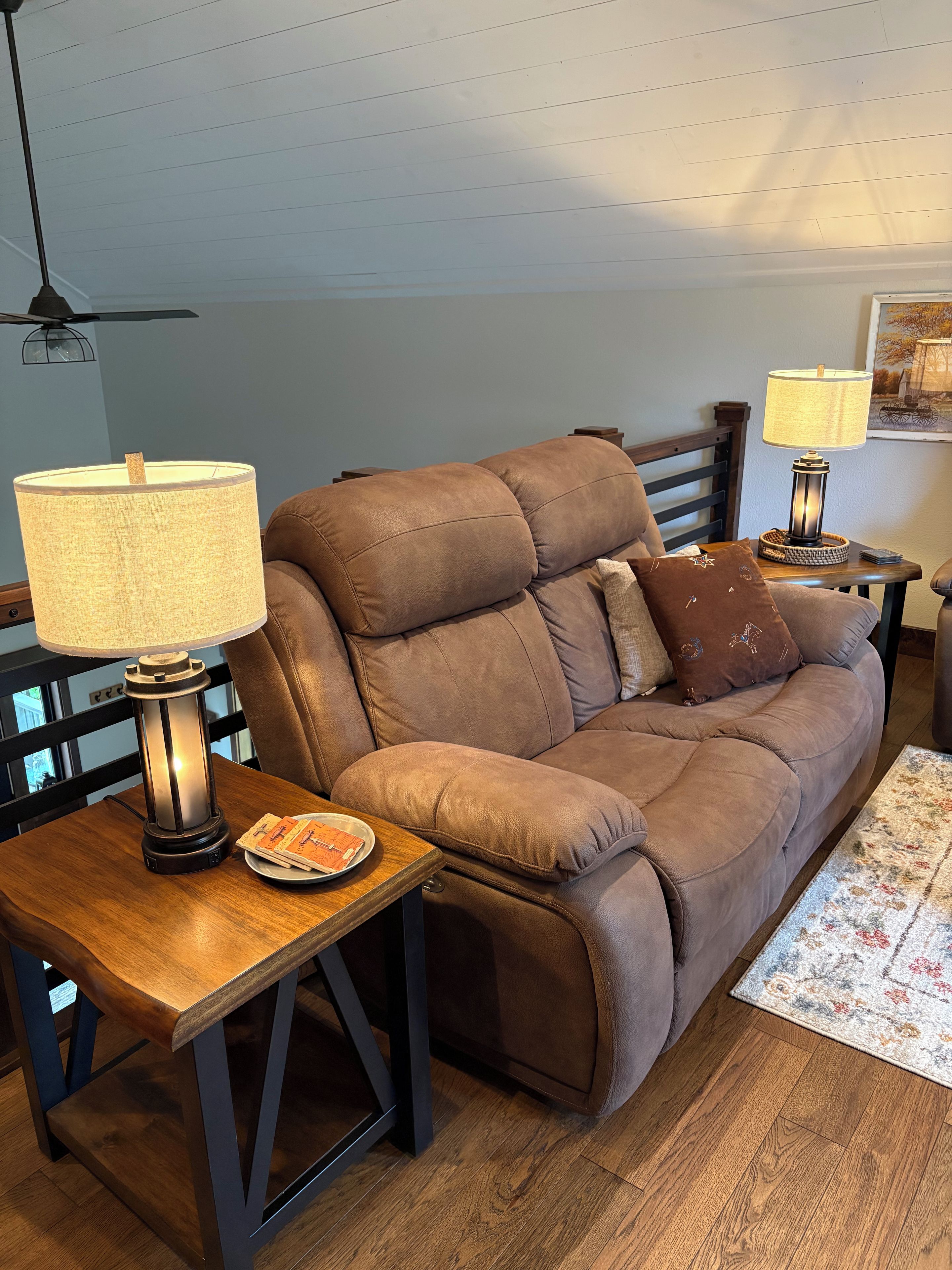 New Cozy 3 Bedroom Packwood Cabin With A Hot Tub - Packwood, WA