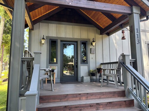 NEW Cozy 3 bedroom Packwood Cabin with a hot tub