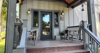 NEW Cozy 3 bedroom Packwood Cabin with a hot tub