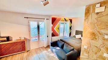 Iron/ironing board, WiFi (free), bed sheets
