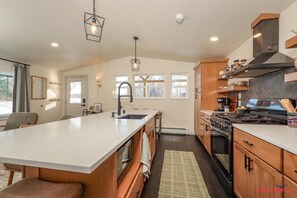 Private kitchen - LAKEVIEW LOFT : Beautiful 1-bedroom apartment in Palmer perfect for your getaway (Palmer)