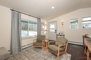 Interior - LAKEVIEW LOFT : Beautiful 1-bedroom apartment in Palmer perfect for your getaway (Palmer)