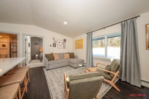 Living area - LAKEVIEW LOFT : Beautiful 1-bedroom apartment in Palmer perfect for your getaway (Palmer)