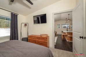 Room - LAKEVIEW LOFT : Beautiful 1-bedroom apartment in Palmer perfect for your getaway (Palmer)