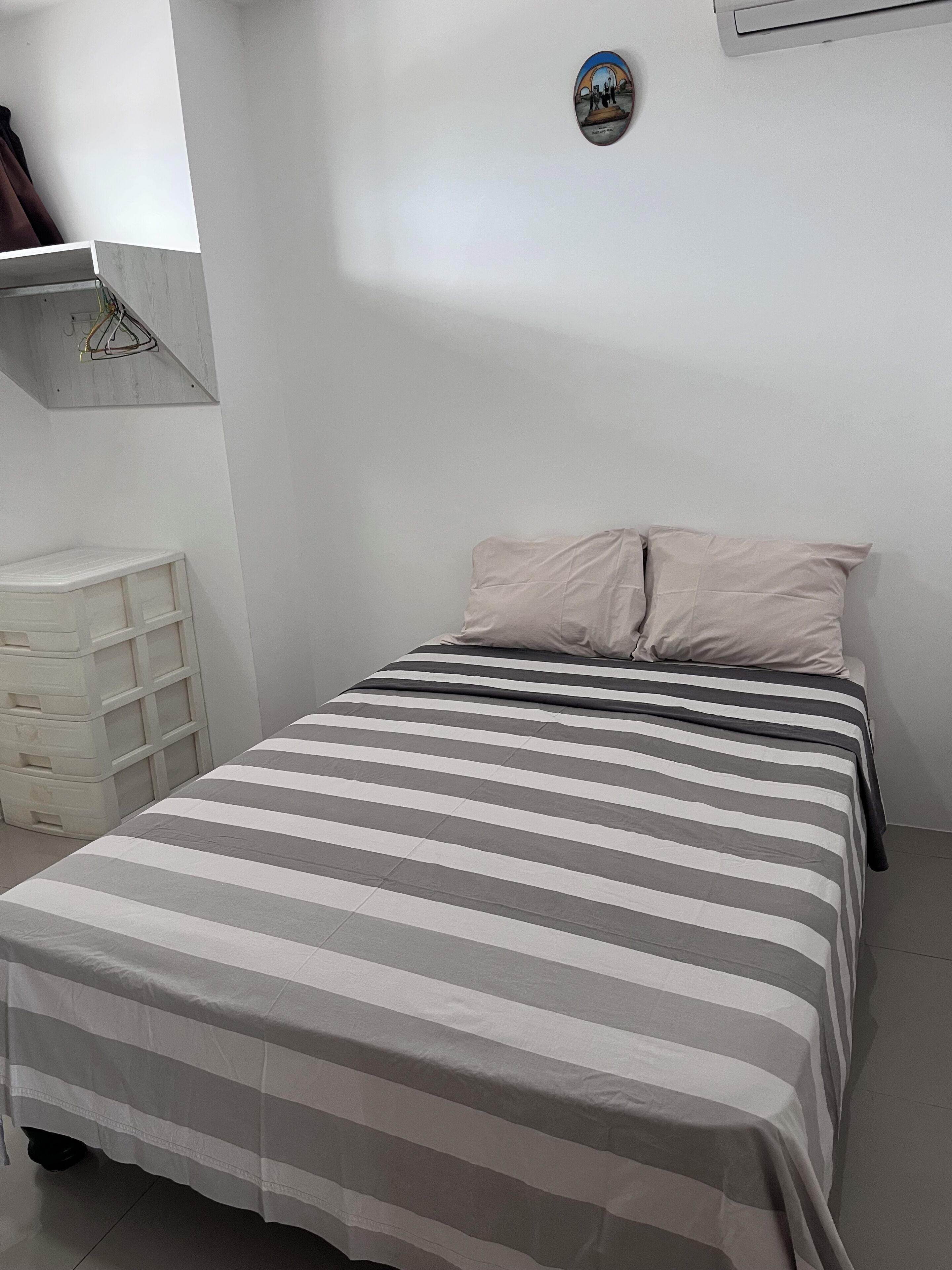 2 quartos, ferros/tábuas de passar roupa, roupa de cama