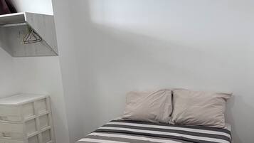 2 quartos, ferros/tábuas de passar roupa, roupa de cama