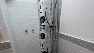 Douche, sĂšche-cheveux, serviettes fournies, savon