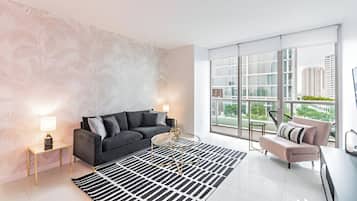 Comfort Suite, Balcony, City View | Living area