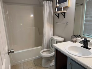 A bathroom with a bathtub, toilet, and sink. - A Spin In Atlanta Westend (Atlanta)