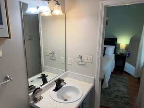 Hair dryer, towels, soap, toilet paper - A Spin In Atlanta Westend (Atlanta)