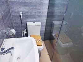 Toallas, jabón, shampoo, papel higiénico