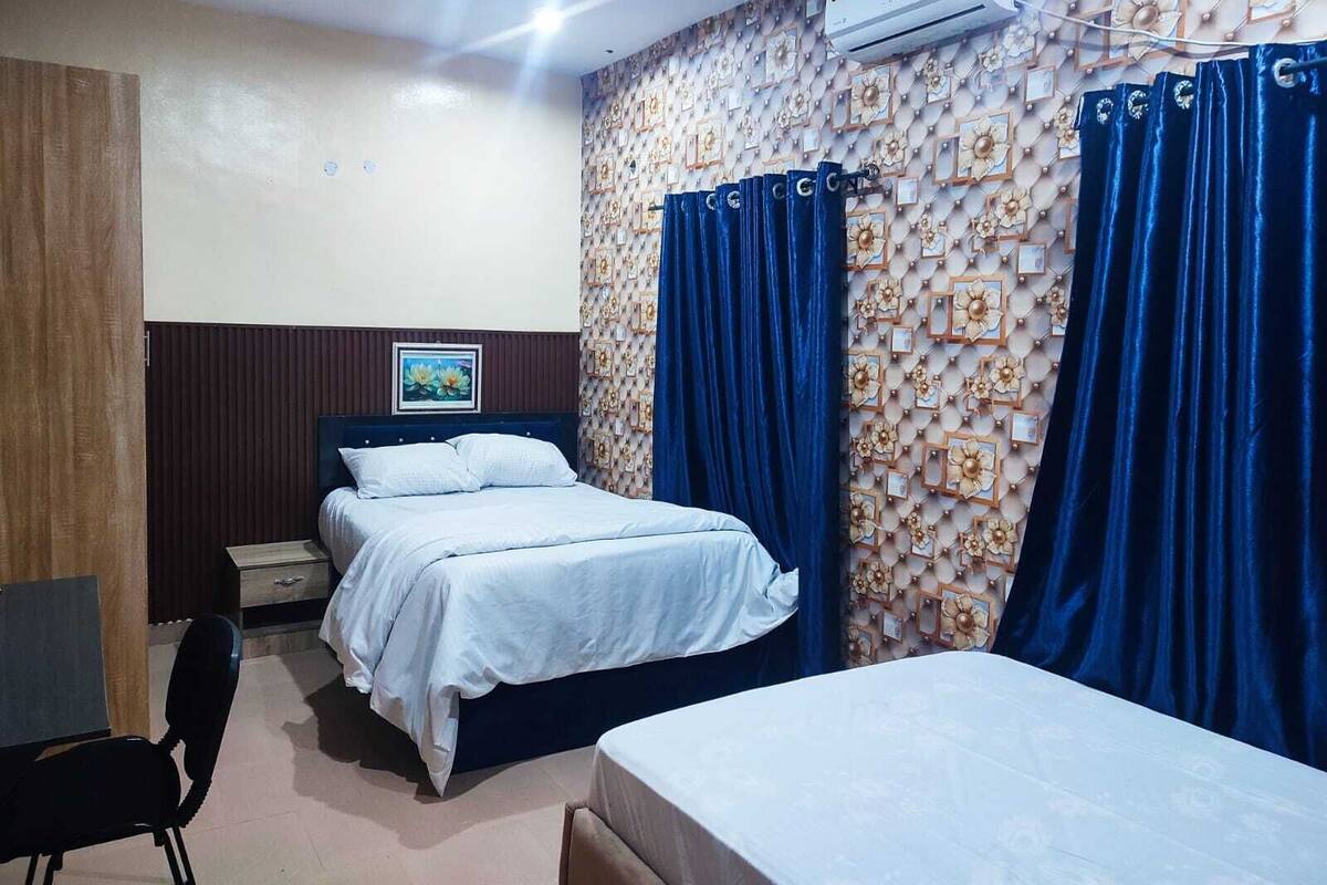 Una habitación de hotel con una cama, un escritorio y una silla.