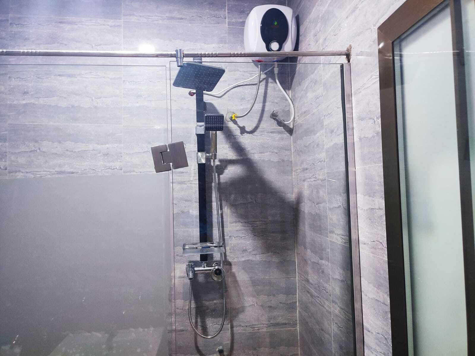 Luxury Double Room | Bathroom | Towels, soap, shampoo, toilet paper