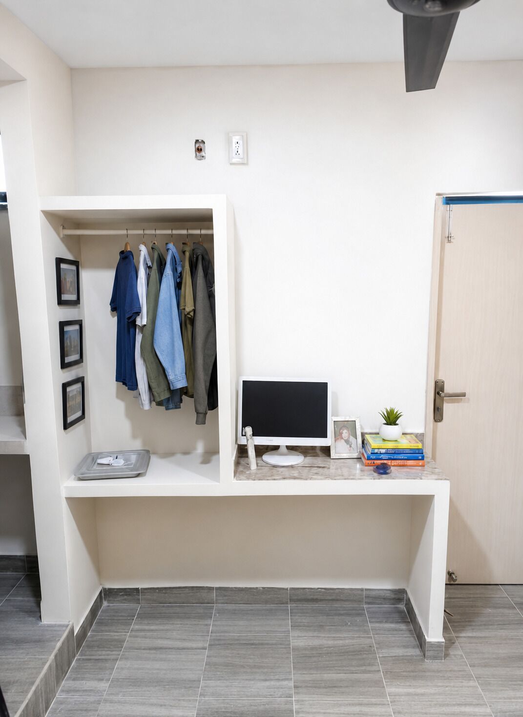 Escritorio y espacio para trabajar con laptop 