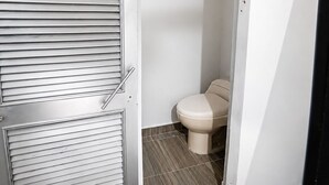 Dusj, håndklær, såpe og sjampo