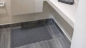 Regadera, toallas, jabón, shampoo
