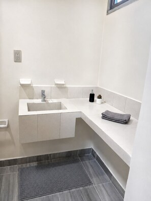 Een douche, handdoeken, zeep, shampoo