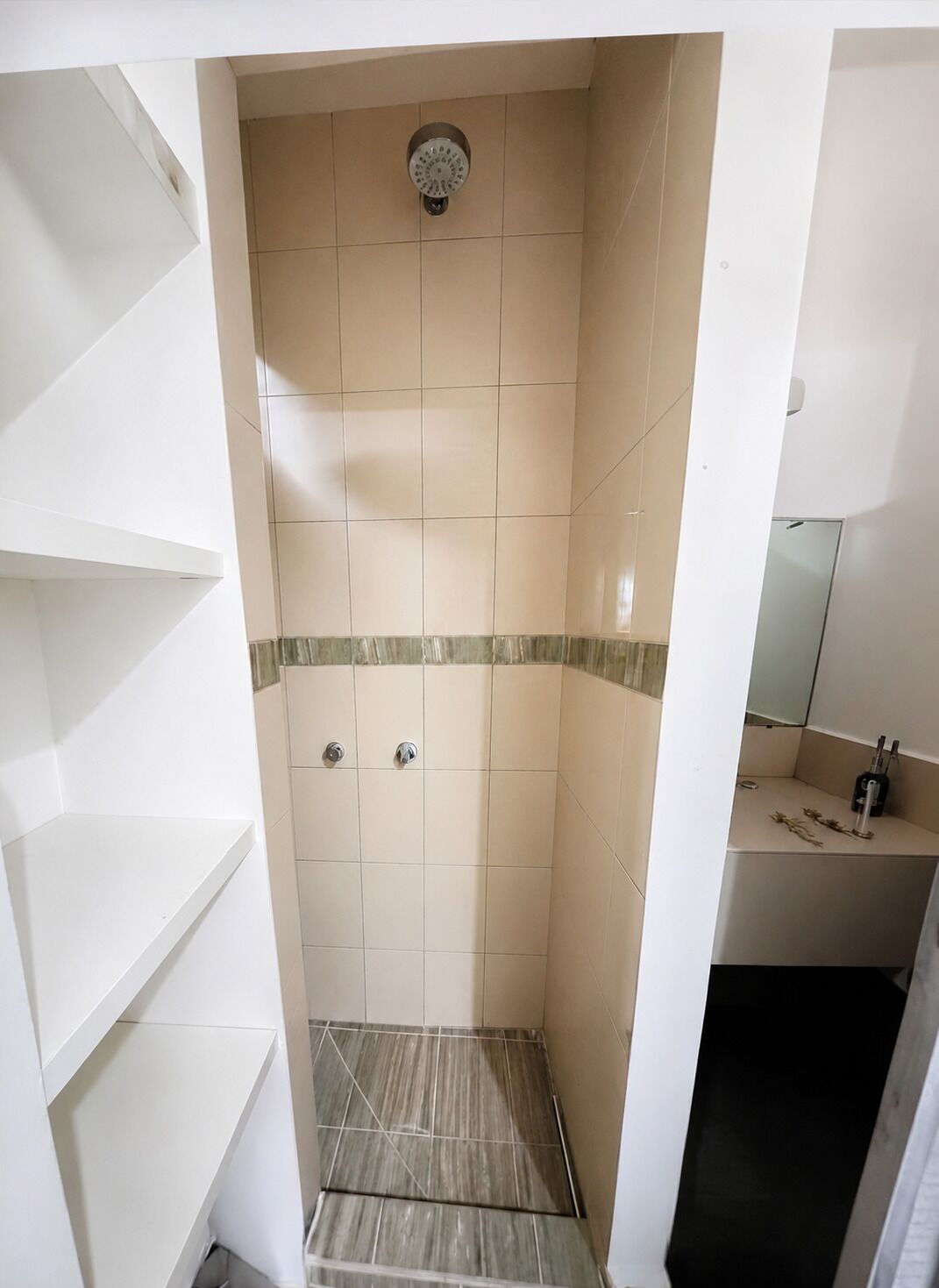 Regadera, toallas, jabón, shampoo 