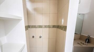 Regadera, toallas, jabón, shampoo