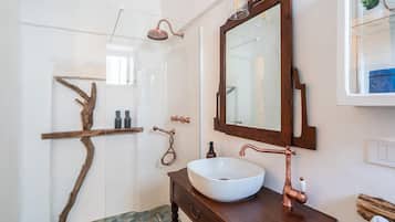 Bruser, bidet, håndklæder, Shampoo