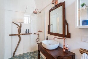 Dusche, Bidet, Handtücher, Shampoo