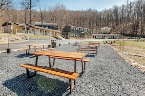 A lodge with outdoor seating and a gravel path. - Blue Ridge Adventure Room (Waynesboro)