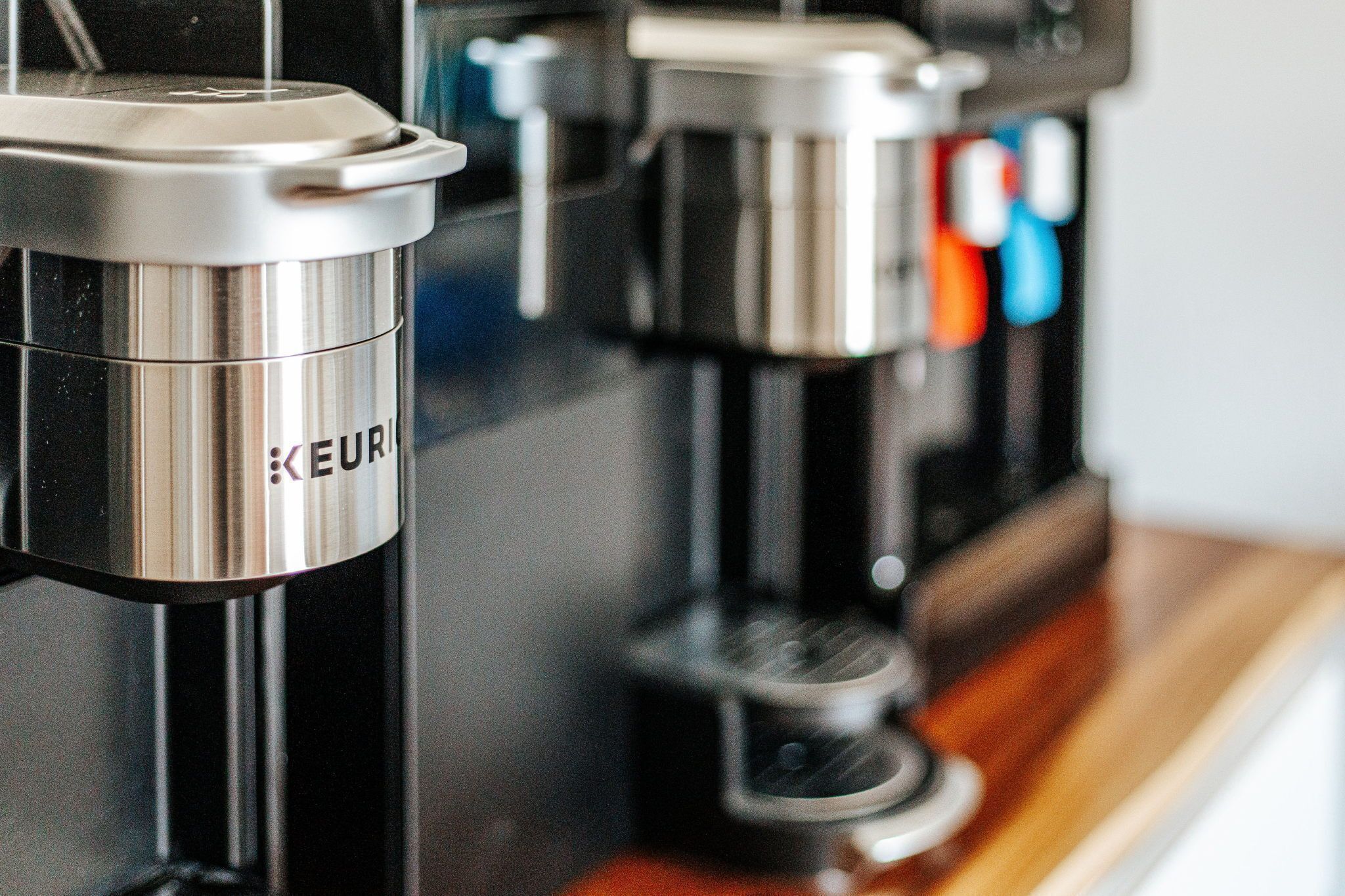 Une machine à café au fini métallique, sur laquelle on peut voir le nom de la marque « KEUR ».