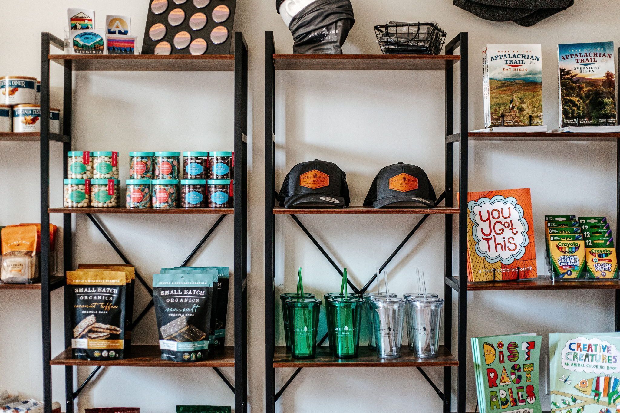 Een plank met diverse producten, zoals potten, hoeden en boeken.