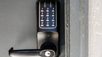Une serrure de porte à clavier.