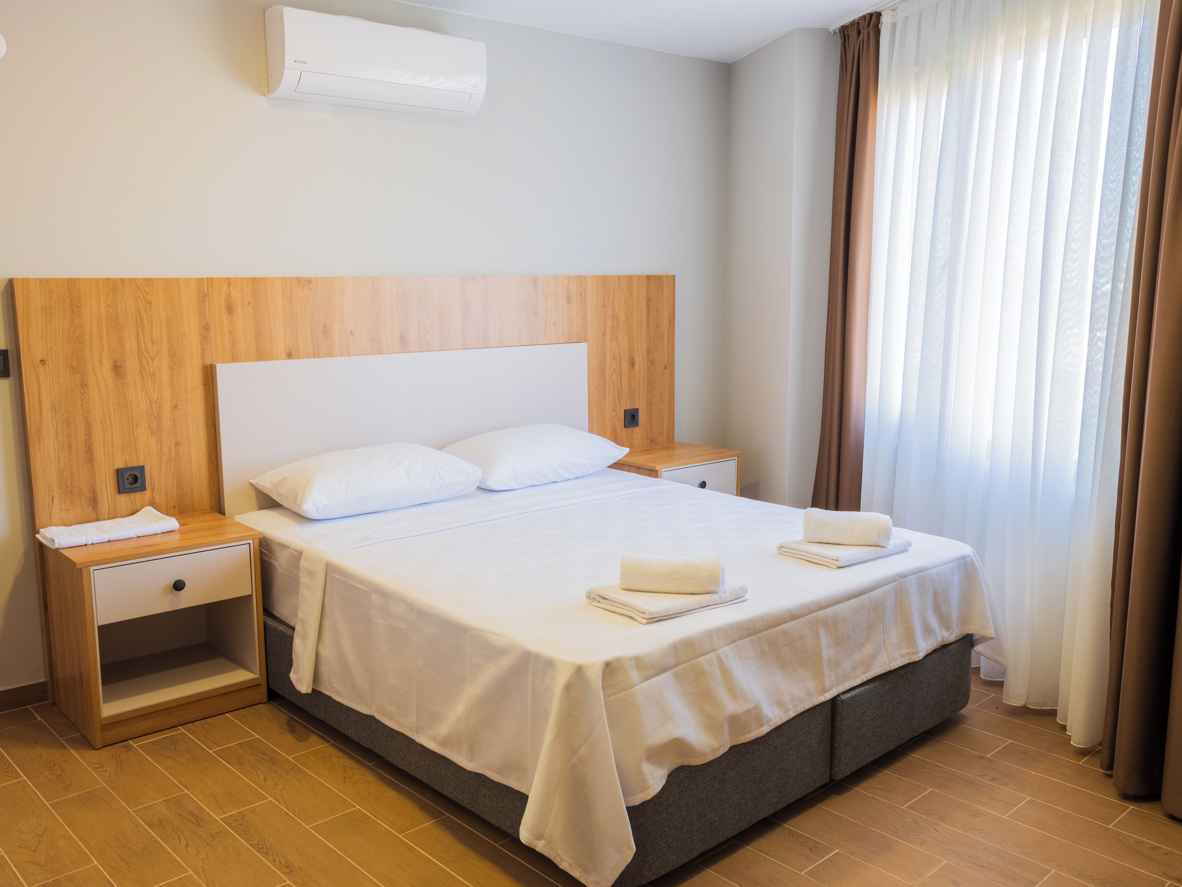 Comfort Suite, Balcony, Sea View | Peralatan tempat tidur premium, meja, ruang kerja komputer riba 