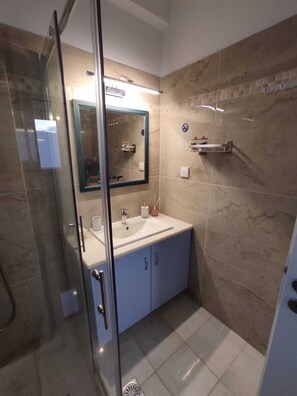 Dusche, Whirlpool, Haartrockner, Bidet
