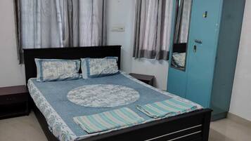 Comfort Double Room | Desk, laptop workspace, iron/ironing board