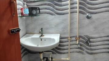 Comfort tweepersoonskamer | Badkamer | Een bad, handdoeken, toiletpapier