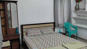 Comfort Double Room | Desk, laptop workspace, iron/ironing board