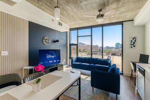Vibrant 2BR Stay | Pool, Sauna & Lounge P2