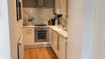 Fridge, oven, stovetop, electric kettle