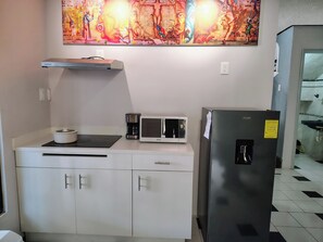 Wasserkocher mit Kaffee-/Teezubehör, Kühlschrank, Mikrowelle, Herdplatte