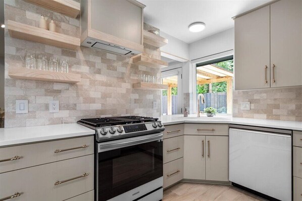 Private kitchen - KellerCottage at Bear Creek Park (Keller)
