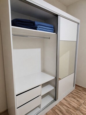 Interior - Large house, 2 extra-large bedrooms, office and garage (sleeps up to 4 people and pets) (Contagem)