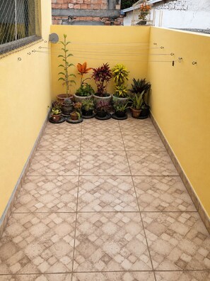 Property grounds - Large house, 2 extra-large bedrooms, office and garage (sleeps up to 4 people and pets) (Contagem)