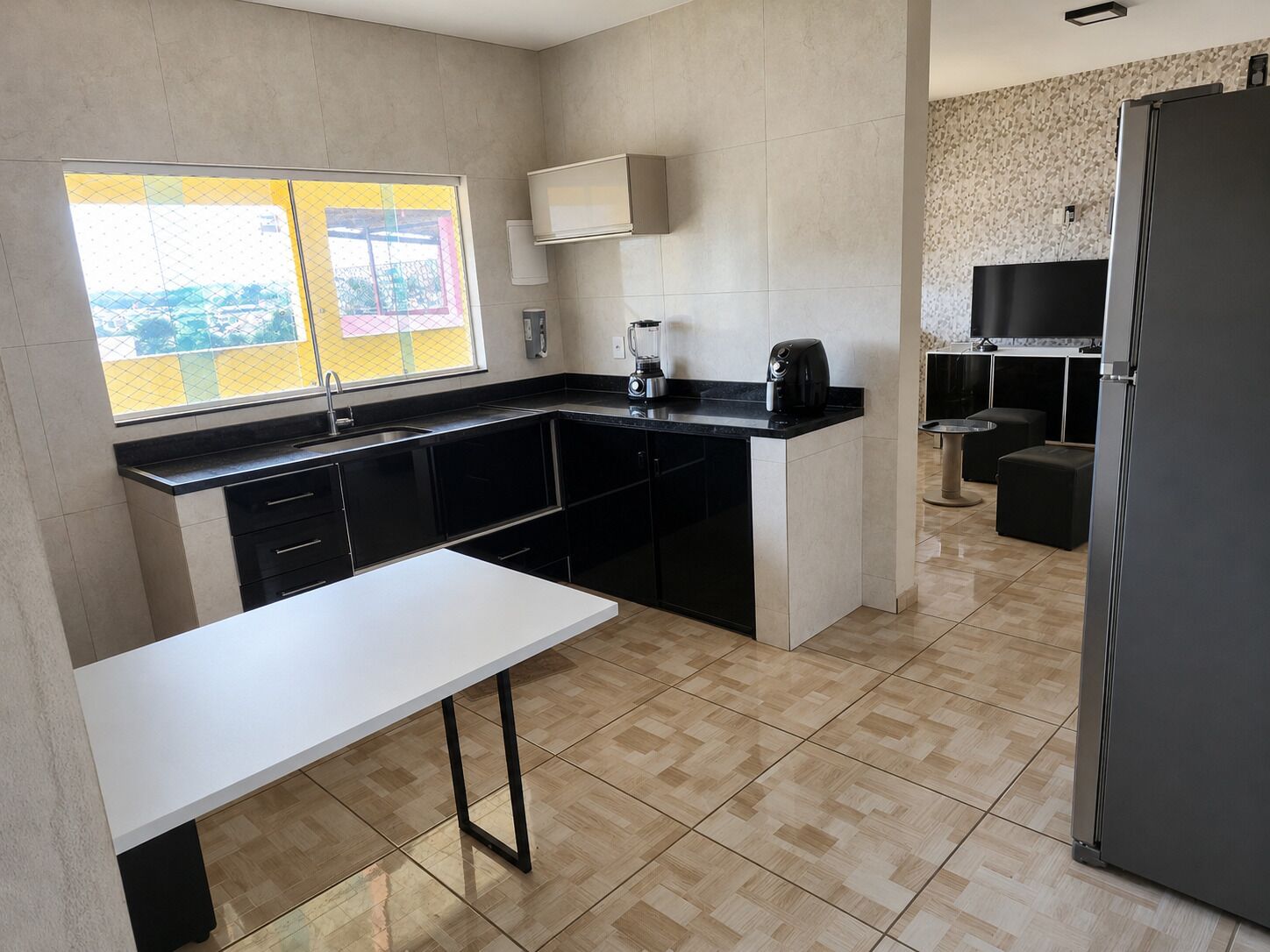 Geladeira, fogão, cooktop, cafeteira/chaleira