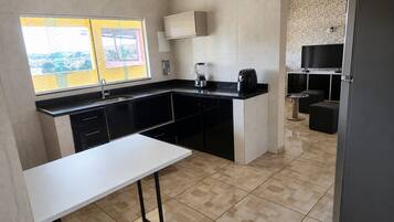 Geladeira, fogão, cooktop, cafeteira/chaleira