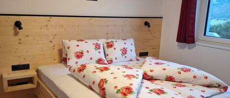 2 bedrooms, travel cot, WiFi, bed sheets