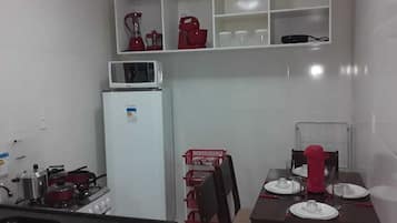 Geladeira, micro-ondas, talheres/pratos/utensĂlios de cozinha