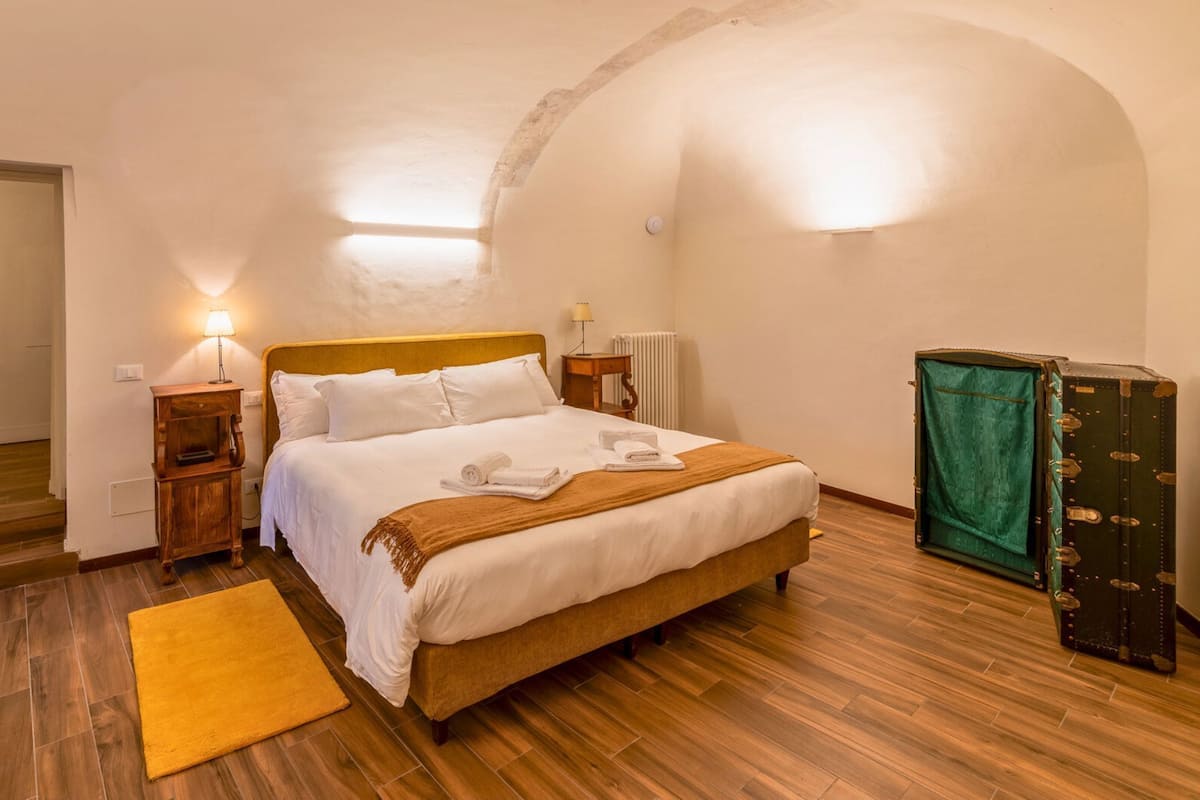 Departamento de lujo, vista al jardín | Caja de seguridad en la habitación, wifi gratis y ropa de cama