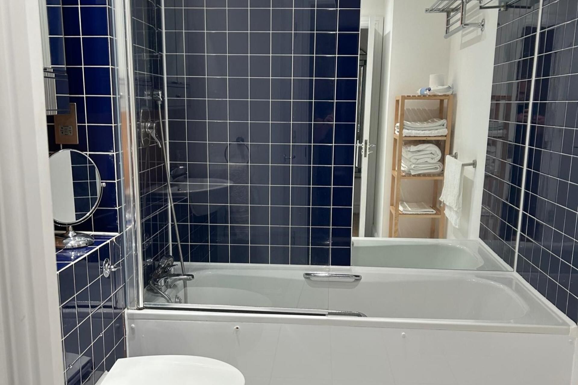 Ducha y bañera combinadas, bañera profunda, secador de pelo y toallas